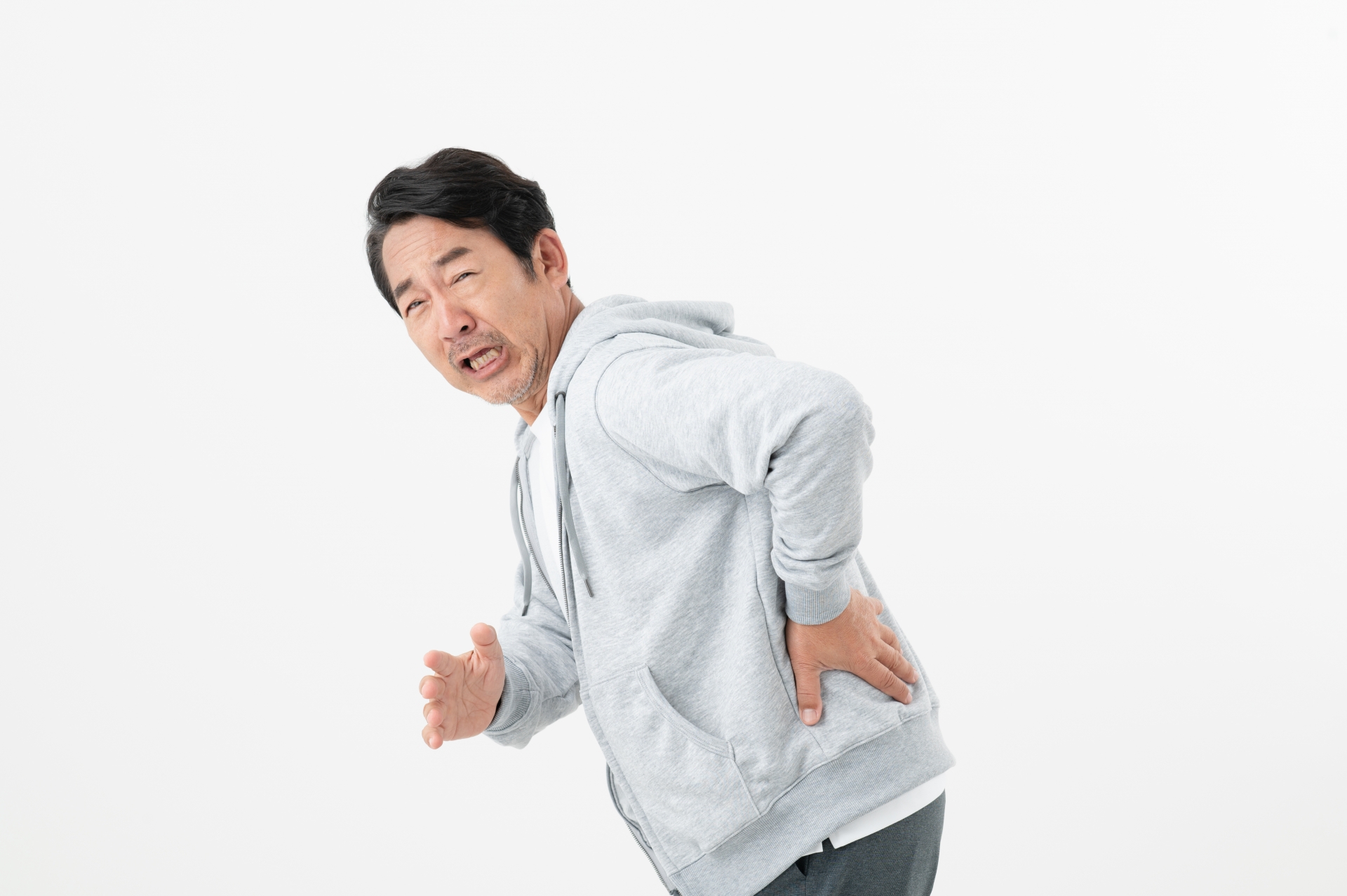 【症例報告】40年前から悩んだ腰痛…「巻き肩」を整えるだけで改善した事例