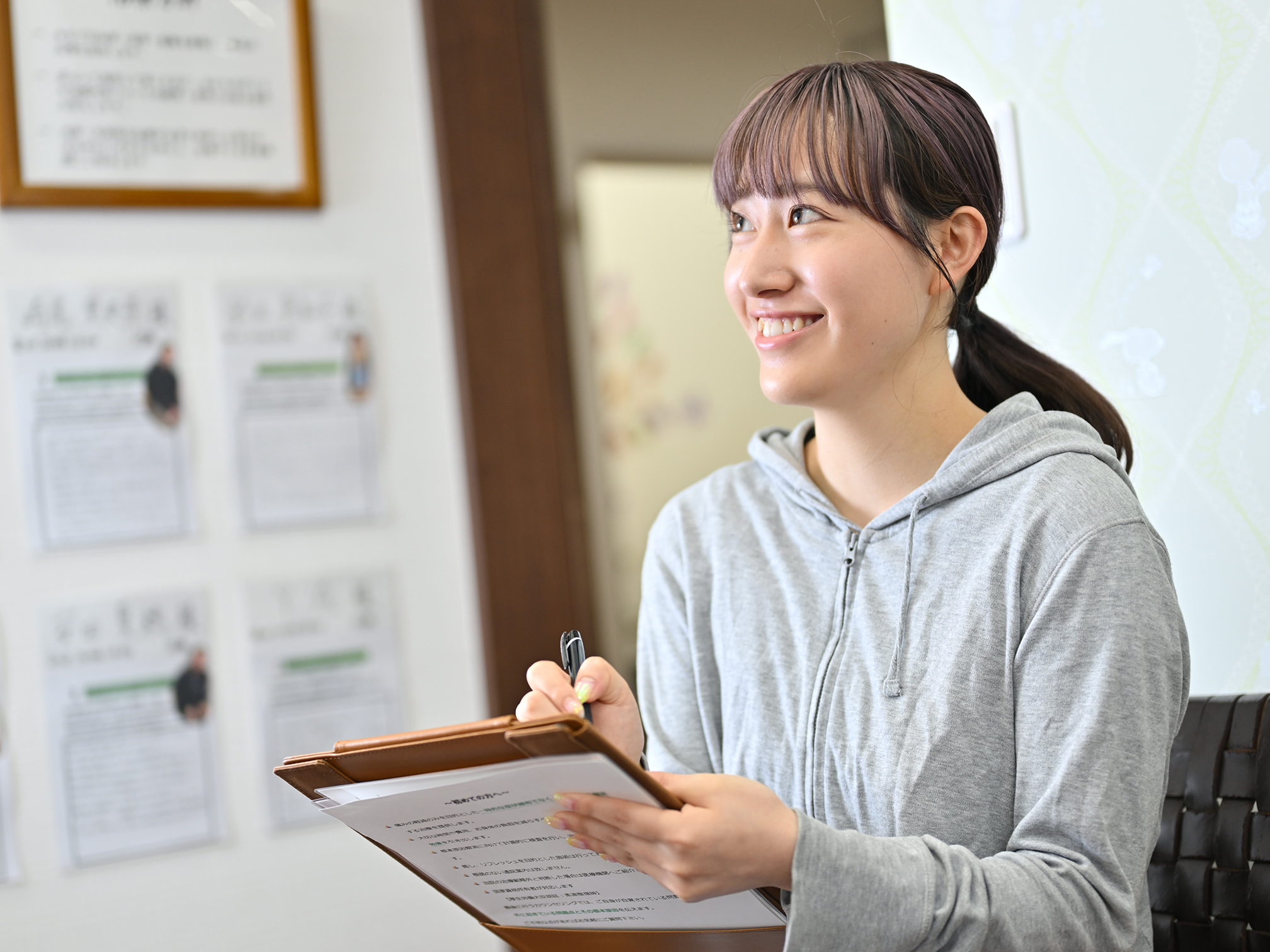 問診票の記入をしている女性