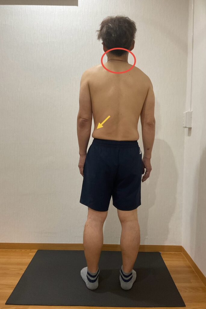 水津さんの姿勢　後面