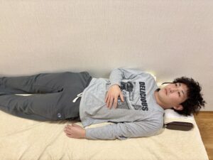 壁に寄せて肩を水平位に保つ