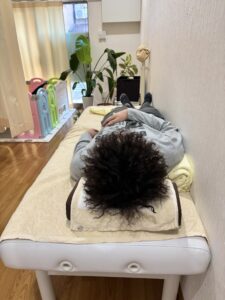 壁に寄せて肩を水平位に保つ